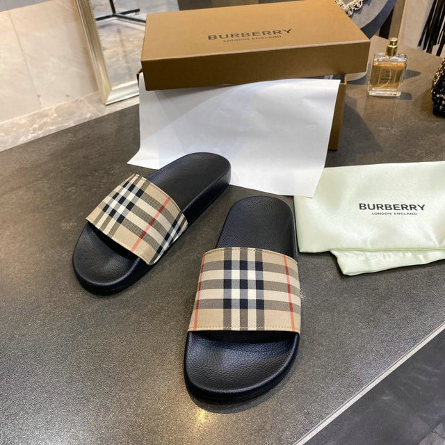 BURBERRY SLIDES