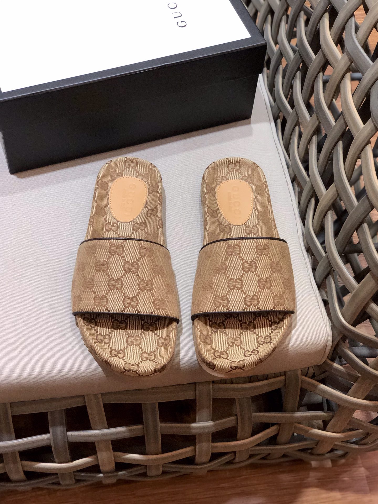 GUCCI SLIDES