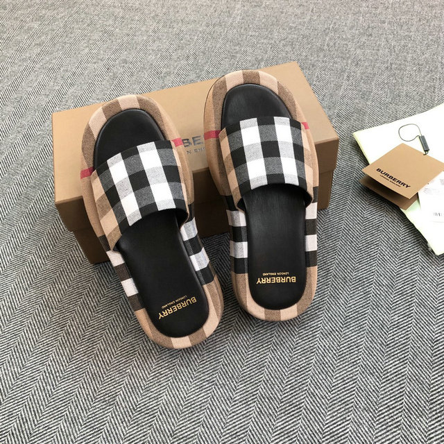 BURBERRY SLIDES